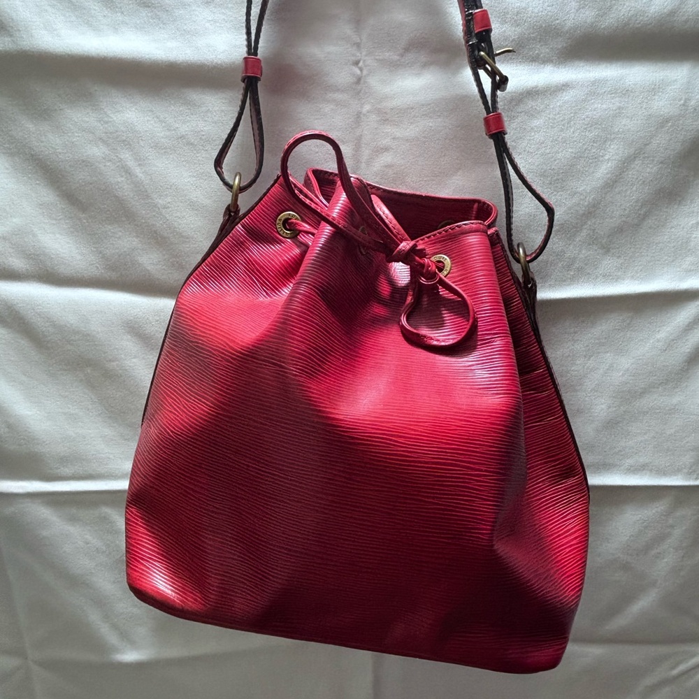 Elegant Red Drawstring Women's Bag